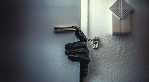 burglar-hand-in-door